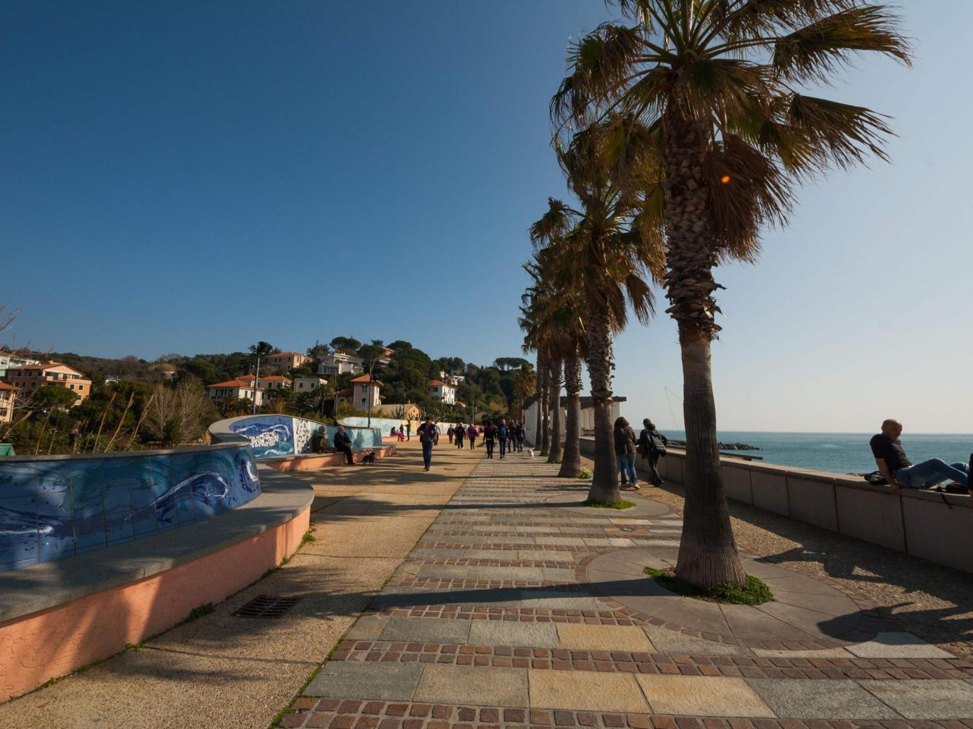 La Bella Vita Marina Beach By Holiday World Альбиссола-Марина Экстерьер фото