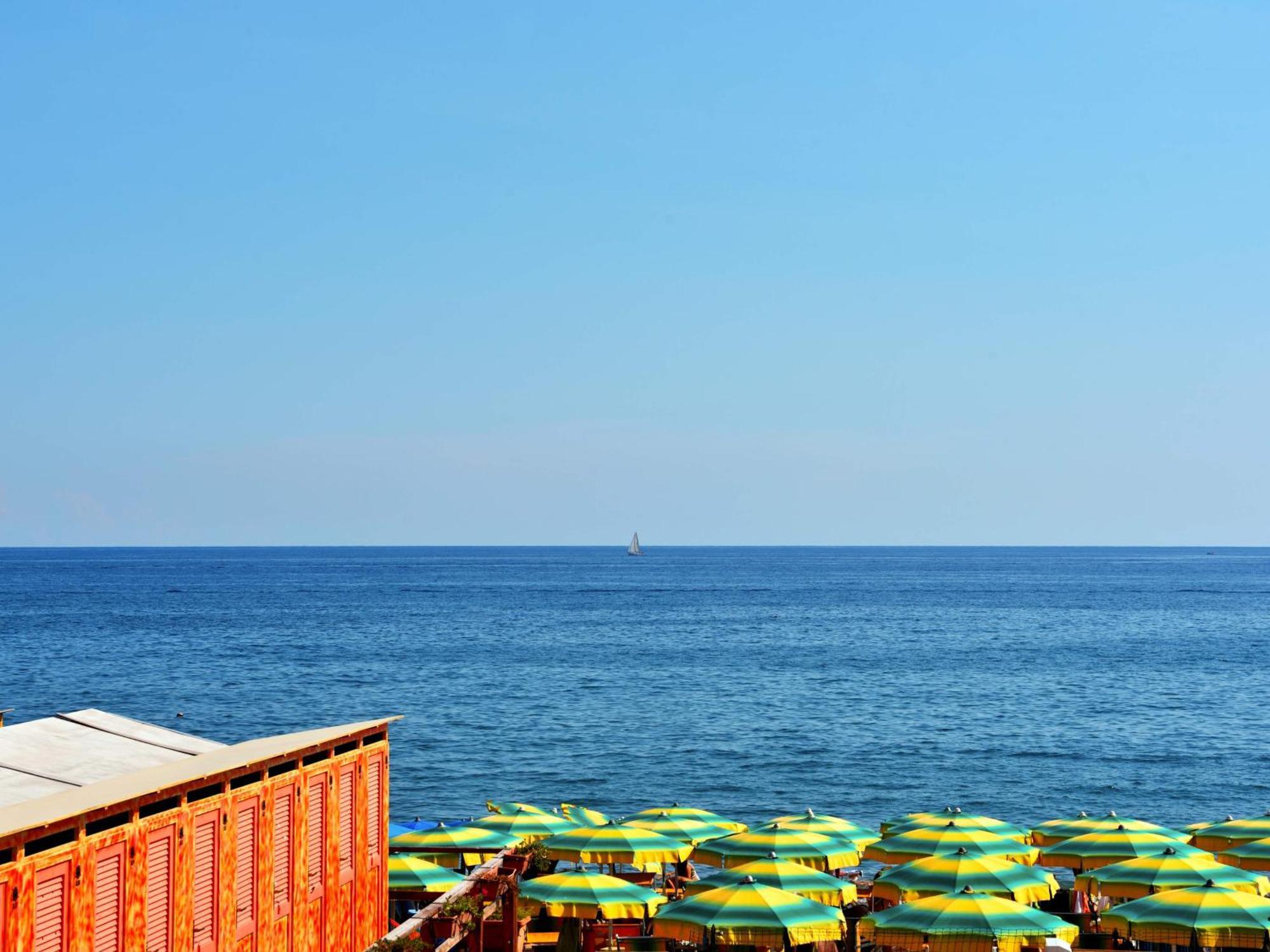 La Bella Vita Marina Beach By Holiday World Альбиссола-Марина Экстерьер фото
